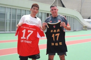 ⚽梦幻联动！拜仁慕尼黑赠孙铭徽17号球衣：敬请期待训练内容