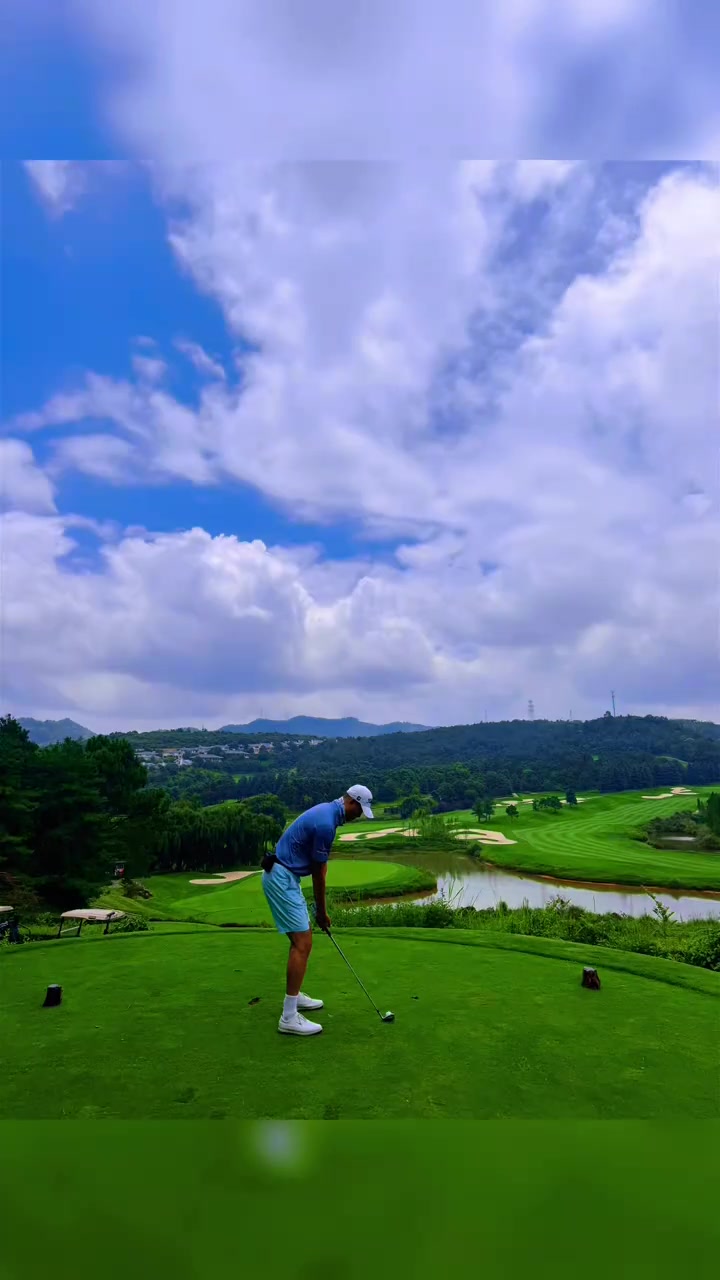 游戏试玩-享受生活！王仕鹏晒视频与朋友打高尔夫：最佳损友